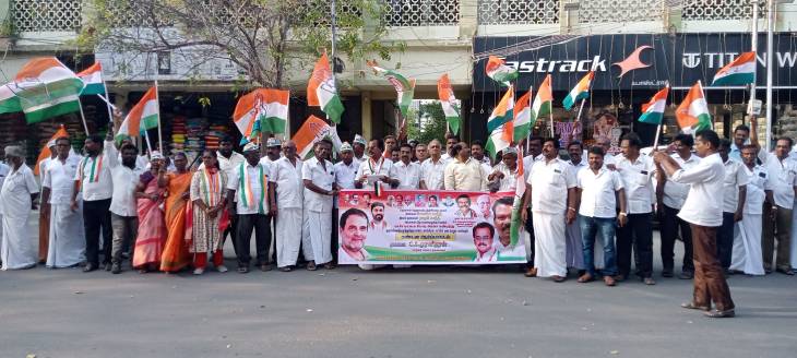 பாசிச பாஜக அரசை கண்டித்து தூத்துக்குடி மாநகர மாவட்ட காங்கிரஸ் தலைவர் முரளிதரன் தலைமையில் கண்டன ஆர்ப்பாட்டம்!!
