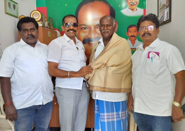 பாரதிய ஜனதா கட்சியின் பிரமுகர் அஜய் கோஸ் பிறந்தநாள் - சமக மாவட்ட செயலாளர் மாலை சூடி அற்புதராஜ் பொன்னாடை போர்த்தி வாழ்த்து!!
