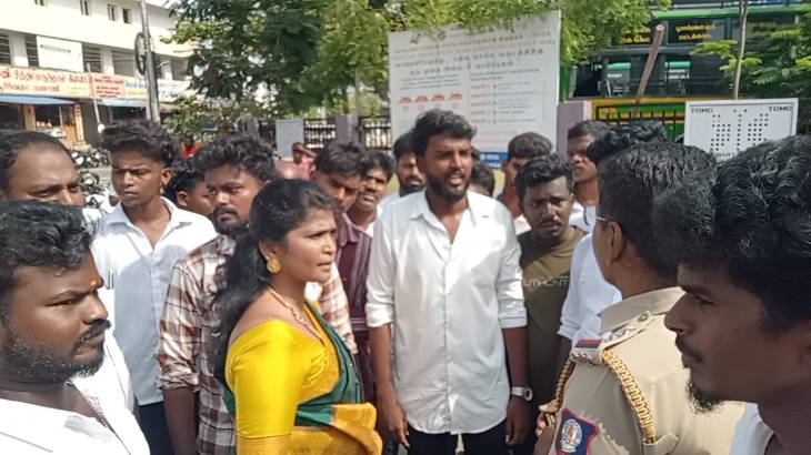 மாநகராட்சி நிர்வாகத்தை கண்டித்து தவெக மாவட்ட பொறுப்பாளர் அஜிதா ஆக்னல் தலைமையில் சாலை மறியல்!!