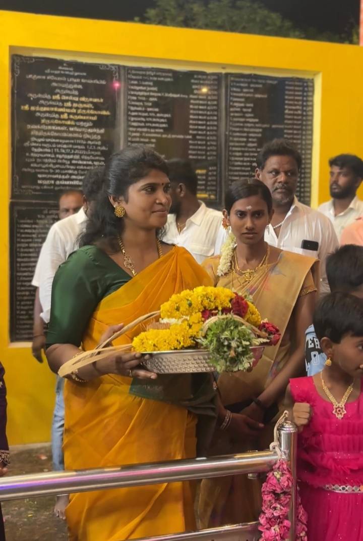 ஓட்டப்பிடாரம் அருள்மிகு ஸ்ரீ  முத்துமாரியம்மன் கோவில் கொடை விழா - மாவட்ட பொறுப்பாளர் அஜிதா ஆக்னல் அன்னதானத்தை துவக்கி வைத்து சாமி தரிசனம்!!
