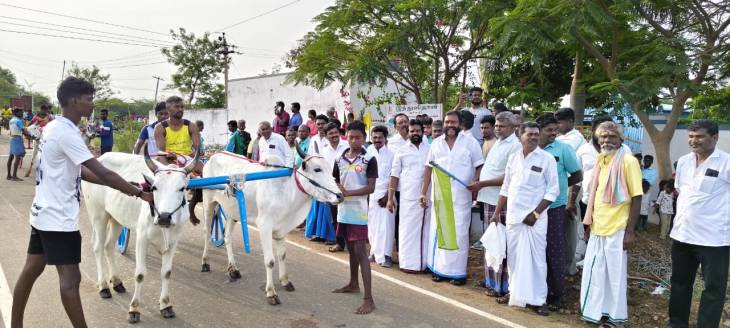 முறம்பன் கிராமத்தில் மாட்டு வண்டி எல்கை பந்தயம் - அயிரவன்பட்டி தொழிலதிபர் முருகேசபாண்டியன், முன்னாள் யூனியன் சேர்மன் ரமேஷ் ஆகியோர் கொடியசைத்து தொடங்கி வைத்தனர்!!