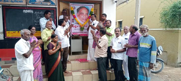 தூத்துக்குடியில் திமுக முன்னாள் மாவட்ட செயலாளர் பெரியசாமியின் நினைவு தினத்தையொட்டி 42 வது வட்ட கழக திமுக சார்பில் மாலை அணிவித்து மரியாதை!!
