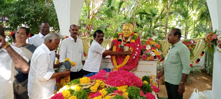 முன்னாள் திமுக மாவட்ட கழக செயலாளர் என். பெரியசாமி நினைவு தினத்தையொட்டி போல்பேட்டையில் அமைந்துள்ள நினைவிடத்தில் சண்முக புரம் திமுக பகுதி செயலாளர் சுரேஷ்குமார் மாலை அணிவித்து மரியாதை!!