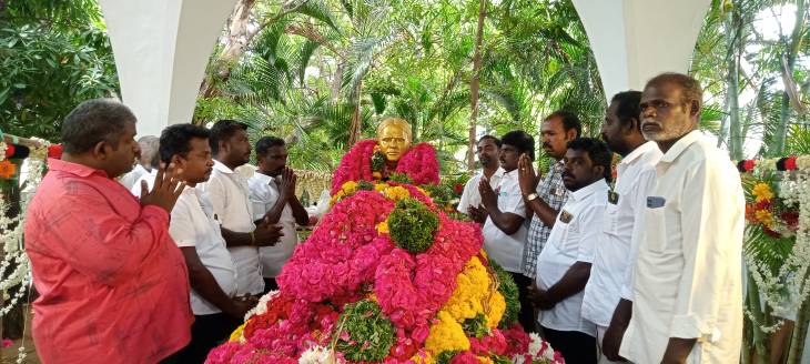 என். பெரியசாமியின் 8 ம் ஆண்டு நினைவு தினத்தையொட்டி அவரது நினைவிடத்தில் கவுன்சிலர் சரவணகுமார் தலைமையில் மாலை அணிவித்து மரியாதை!!