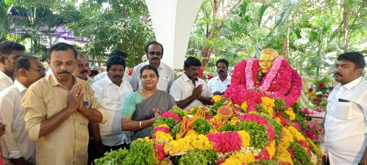 திமுக மாவட்ட கழக முன்னாள் செயலாளர் என். பெரியசாமியின் 8 ம் ஆண்டு நினைவு தினம் - போல்பேட்டை நினைவிடத்தில் 50 வது வார்டு வட்ட கழக திமுக செயலாளர் சிங்கராஜ் மாலை அணிவித்து மரியாதை!!