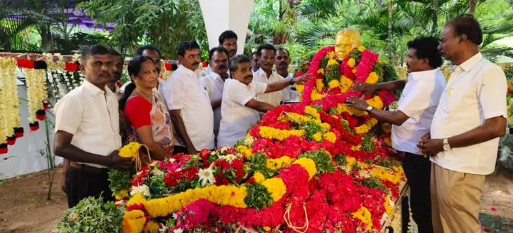 கலைஞரின் முரட்டு பக்தர் என். பெரியசாமியின் நினைவிடத்தில் ஒட்டப்பிடாரம் சட்டமன்ற உறுப்பினர் சண்முகையா மாலை அணிவித்து மரியாதை செய்தார்!!