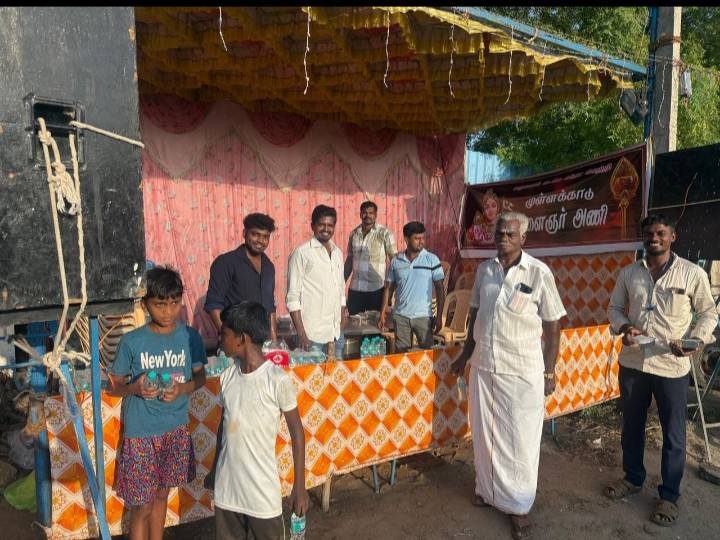 திருச்செந்தூர் வைகாசி விசாகத்தை முன்னிட்டு முள்ளக்காடு இளைஞரணி சார்பில் தொழிலதிபர் பி. ராஜ்குமார் தலைமையில் பாதயாத்திரை செல்லும் பக்தர்களுக்கு உணவு மற்றும் தண்ணீர் பாட்டில்கள் வழங்கப்பட்டது!!