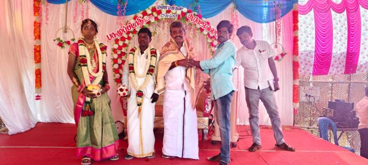 ஒட்டப்பிடாரம் மேற்கு ஒன்றியம் கொத்தாளி கிராமத்தில் நடைபெற்ற திருமண நிகழ்ச்சிக்கு எம்எல்ஏ சண்முகையா நேரில் சென்று மணமக்களை வாழ்த்தினார்!!
