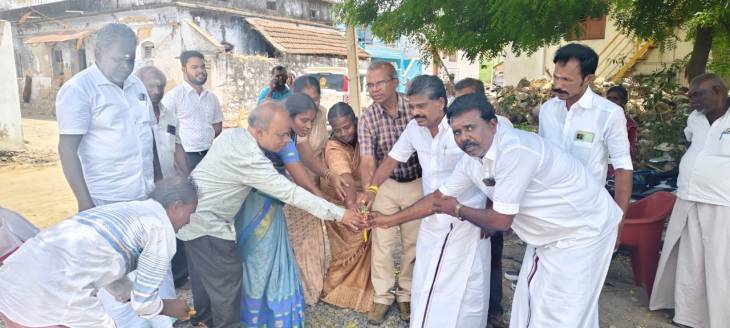 ஒட்டப்பிடாரம் சட்டமன்ற தொகுதிக்குட்பட்ட T. குமாரகிரி, அ. குமரெட்டியாபும், தெற்கு வீரபாண்டியபுரம் பகுதிகளில் பேவர் பிளாக் அமைக்கும் பணியினை சண்முகையா எம்.எல்.ஏ., அடிக்கல் நாட்டி தொடங்கி வைத்தார்!!