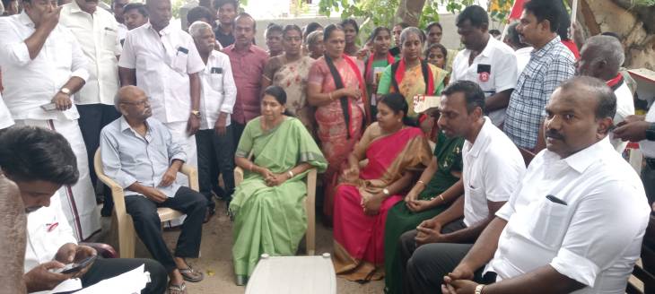 தூத்துக்குடியில் "ஓரணியில் தமிழ்நாடு" எனும் தலைப்பில் திமுக உறுப்பினர் சேர்க்கையை எம்பியும், அமைச்சரும் தொடங்கி வைத்தனர்!!