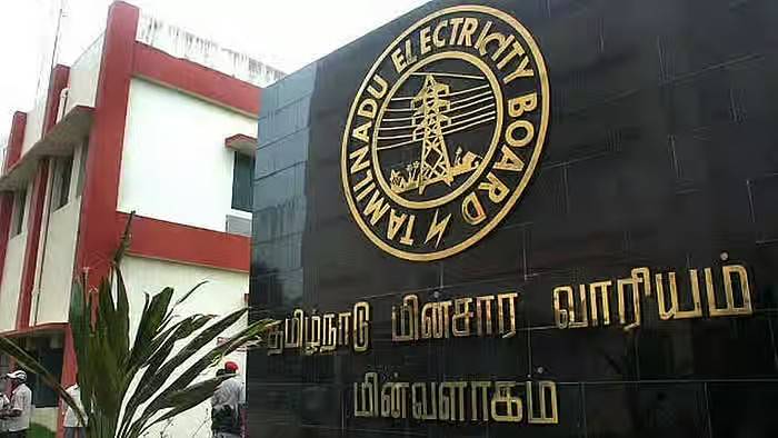 இருளில் மூழ்கிய தூத்துக்குடி சேர்வைக்காரன்மடம்,
காமராஜர் நகர் பகுதி
பொதுமக்கள் கடும் அவதி தொடர் மின் வெட்டுக்கு நிரந்தர தீர்வு காண பெருந்தலைவர் மக்கள் நலச்சங்கம் (அமைப்பு) தலைவர் எஸ்.பி. மாரியப்பன் கோரிக்கை!!