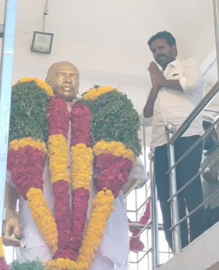 முன்னாள் முதல்வர் காமராஜர் பிறந்த தினத்தையொட்டி அதிமுக கவுன்சிலரும், வழக்கறிஞருமான மந்திரமூர்த்தி மாலை அணிவித்து மரியாதை!!
