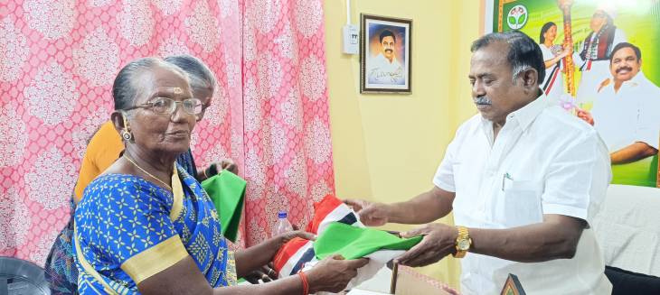 முன்னாள் முதல்வர் எடப்பாடி கே. பழனிச்சாமி தூத்துக்குடி வருகையையொட்டி அதிமுக மகளிரணியினருக்கு இரட்டை இலை பொறிக்கப்பட்ட சேலை வழங்கி பிரம்மாண்டமான வரவேற்பு அளிக்க முன்னாள் அமைச்சர் சி.த. செல்லப்பாண்டியன் தலைமையில் சிறப்பான ஏற்பாடு!!