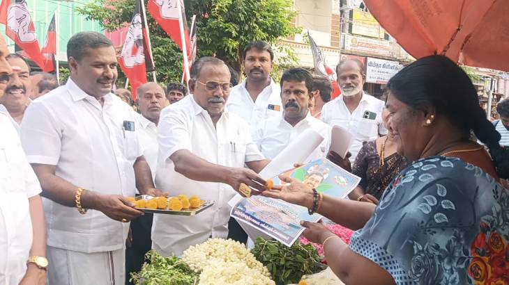 தூத்துக்குடிக்கு எடப்பாடி பழனிச்சாமி வருகை - அதிமுக எம்.ஜி.ஆர் இளைஞர் அணி ஏற்பாட்டில் முன்னாள் அமைச்சர் சி.த செல்லப்பாண்டியன் தலைமையில் அதிமுகவினர் புடைச்சூழ ஊர்வலமாக சென்று பொதுமக்கள், வணிகர்களுக்கு இனிப்புகள் வழங்கி அழைப்பிதழ் வழங்கினர்!!