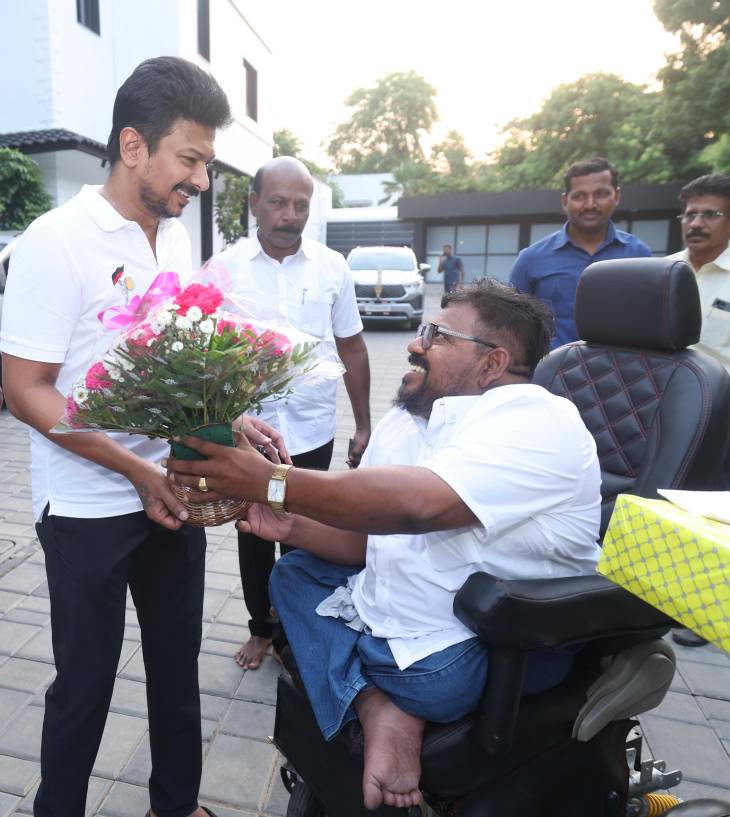 துணை முதல்வரிடம் பிறந்தநாள் வாழ்த்து பெற்றார் தூத்துக்குடி உதயநிதி ஜூஸ் கார்னர் உரிமையாளர் கே. ஜஸ்டின்!!
