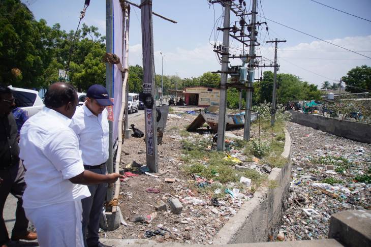 திரேஸ்புரம் பகுதியில் தண்ணீர் செல்வதற்கு தடையாக உள்ள மணல் திட்டுக்களை அகற்றும் பணிகள் தொடங்க இருக்கும் இடங்களை ஆணையர் முன்னிலையில் மேயர் ஆய்வு!!
