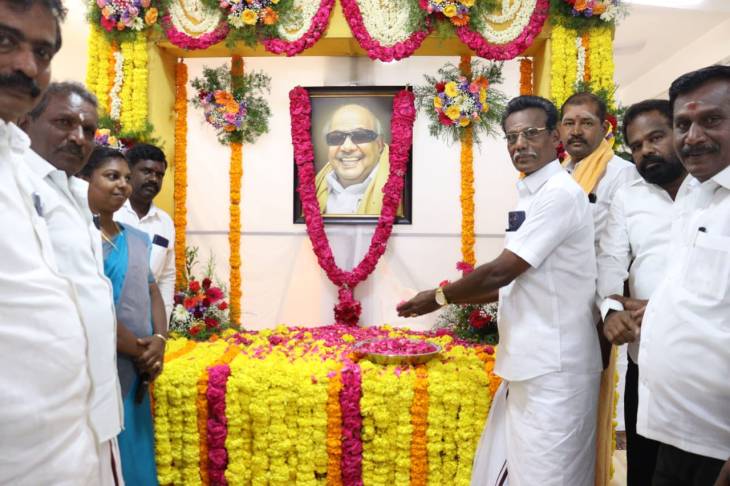 தூத்துக்குடி மாநகராட்சி கணக்குகுழு தலைவரும், 3 வது வார்டு கவுன்சிலருமான ரெங்கசாமி கலைஞருக்கு மாலை அணிவித்து மலர் தூவி மரியாதை!!