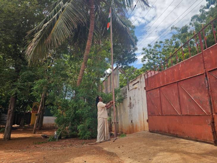 பெருந்தலைவர் மக்கள் நலச்சங்கம் (அமைப்பு) சார்பில் நிறுவனத் தலைவர் எஸ்.பி. மாரியப்பன் தேசிய கொடி ஏற்றி இனிப்பு வழங்கி மரியாதை!!