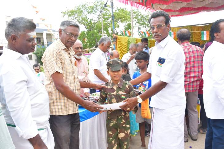 தூத்துக்குடி ஹவுசிங்போா்டு பகுதியில் நடைபெற்ற சுதந்திர தின விழாவில் கவுன்சிலா் ரெங்கசாமி நலத்திட்ட உதவிகள் வழங்கினாா்!!