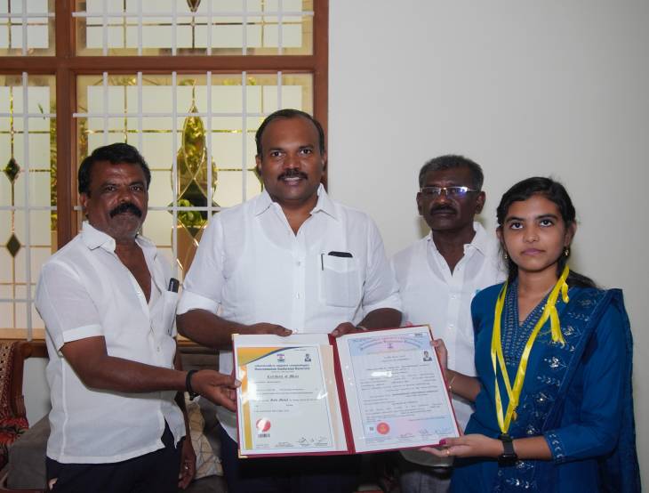 தூத்துக்குடி சண்முகபுரம் திமுக பகுதி செயலாளரும், கவுன்சிலருமான சுரேஷ்குமார் மகள் செல்வி. பொன் இசக்கி அர்ச்சனா பல்கலைக்கழகத்தில் முதலிடம் - மேயர் வாழ்த்து!!