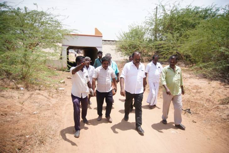காட்டுப்பகுதி மற்றும் ரயில்வே பாலம் குகை என மூன்று கிலோமீட்டர் வரை நடந்தே சென்று பார்வையிட்டு புதிய சாலை அமைக்க மேயா் ஜெகன் பொியசாமி உத்தரவு!!