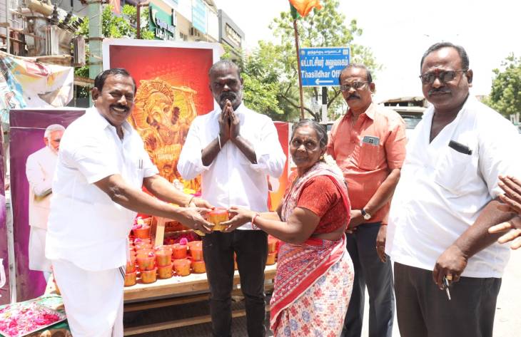 தூத்துக்குடியில் விநாயகா் சதூா்த்தி விழாவையொட்டி முன்னாள் அமைச்சா் சி.த. செல்லப்பாண்டியன் உணவு வழங்கல்!!
