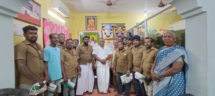 தூத்துக்குடியில் 100 ஆட்டோ ஓட்டுநா்களுக்கு முன்னாள் அமைச்சர் சி.த. செல்லப்பாண்டியன் சீருடை வழங்கினாா்!!