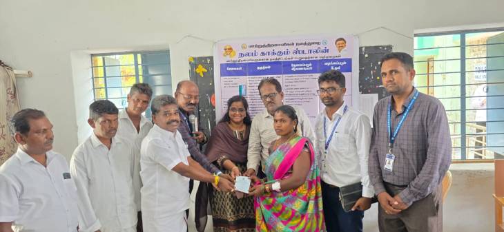 குறுக்குச்சாலையில் நடைபெற்ற "நலம் காக்கும் ஸ்டாலின்" முகாமில் பொதுமக்களுக்கு வழங்கப்படும் சிகிச்சை குறித்து கேட்டறிந்து பயனாளிகளுக்கு காப்பீடு அட்டைகளை வழங்கிய சண்முகையா எம்எல்ஏ!!