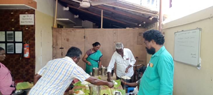 தூத்துக்குடி செய்தியாளர்களின் தாய் 4 ம் ஆண்டு நினைவு நாளையொட்டி முதியோர் இல்லத்தில் அன்னதானம் வழங்கினார்கள்!!
     
