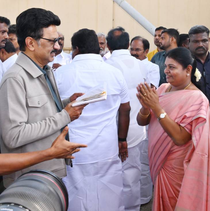 தாயகம் திரும்பிய முதல்வரை அமைச்சர் கீதா ஜீவன் பொன்னாடை வழங்கி வரவேற்பு!!