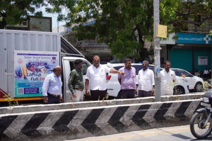 அண்ணா நகர் பிரதான சாலையில் பாதாள சாக்கடை மேன்ஹோலில் சீரமைப்பு பணி - மாநகர மக்கள் சிரமங்களை பொறுத்துக் கொள்ள மேயர் வேண்டுகோள்!!