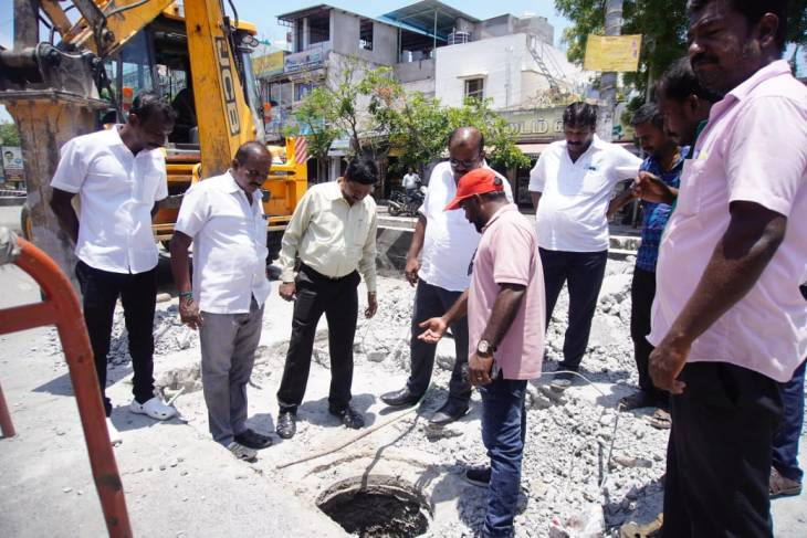 தூத்துக்குடி அண்ணா நகர் பிரதான சாலையில் நடைபெறும் பணிகளை மேயர் ஜெகன் பெரியசாமி ஆய்வு!!
