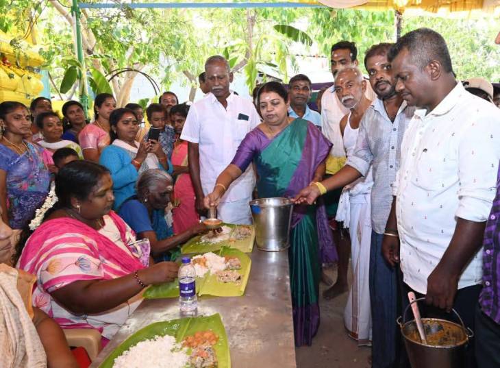 தூத்துக்குடியில் கோல்டன் நகா் கணபதி கோவிலில் நடைபெற்ற அன்னதானத்தை அமைச்சர் கீதாஜீவன் தொடங்கி வைத்தாா்!!