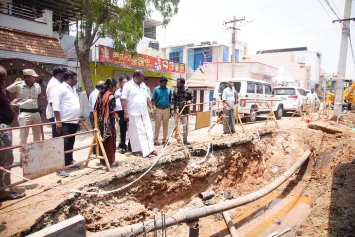 தூத்துக்குடி மாநகராட்சிக்கு உட்பட்ட பகுதிகளில் நடைபெற்று வரும் வடிகால் பணிகளை மேயர் ஜெகன் பெரியசாமி ஆய்வு!!