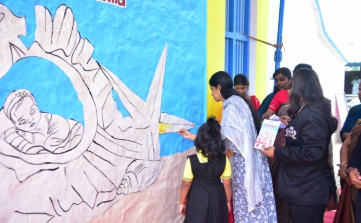 தூத்துக்குடியில் பெண் குழந்தைகளை பாதுகாப்போம் என்ற விழிப்புணர்வு சுவர் ஓவியங்கள் வரையும் பணியில் ஈடுபட்ட மகளிர் கல்லூரி மாணவிகள்!!
