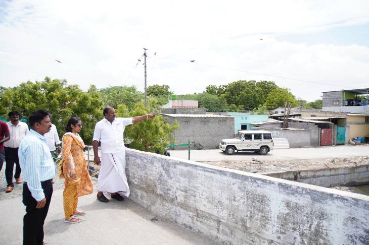 தூத்துக்குடி திரேஸ்புரம் பக்கிள் ஓடை முகத்துவாரத்தில் மழை முன்னெச்சரிக்கை பணிகளை ஆய்வு செய்த மேயர்!!