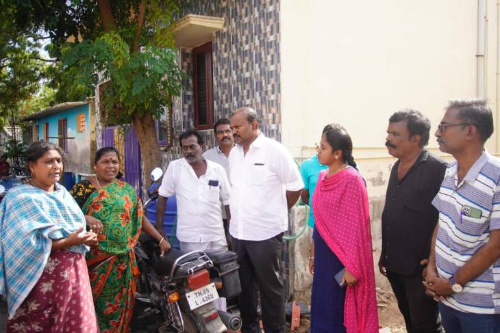 சந்தை ரோடு – மீனவர் காலனி பகுதியில் நடைபெற உள்ள வடிகால் தூர்வாரும் பணிகளை மேயர் ஜெகன் பெரியசாமி பார்வையிட்டு ஆய்வு!!
