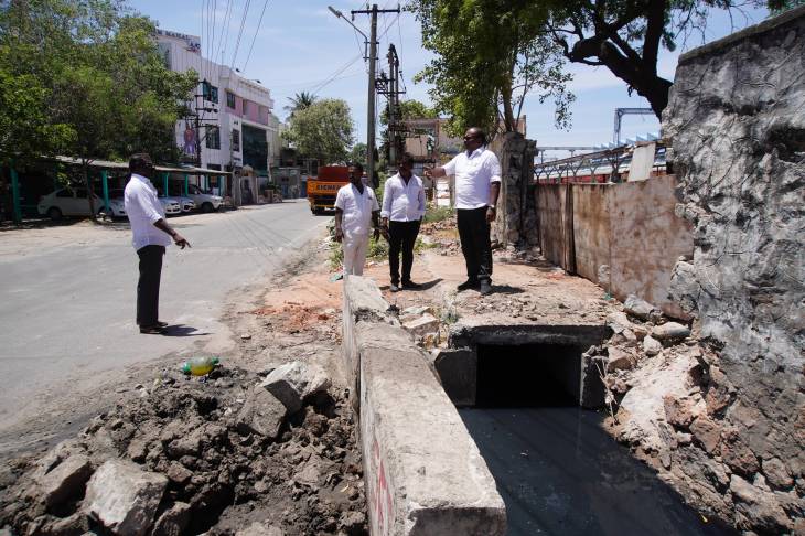 ரயில்வே ஸ்டேஷன் சாலையில் நடைபெறும் வடிகால் பணிகளை ஆய்வு செய்த மேயர் ஜெகன் பெரியசாமி!!

