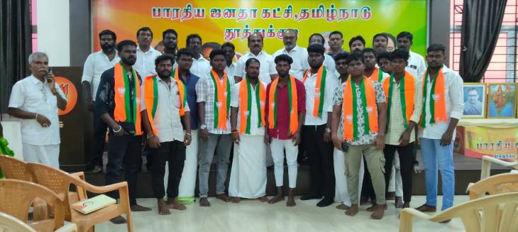 பாஜகவில் புதிய அலை — செய்திங்கநல்லூரில் 30 பேருக்கு தாமரைக் கொடி வரவேற்பு!!

