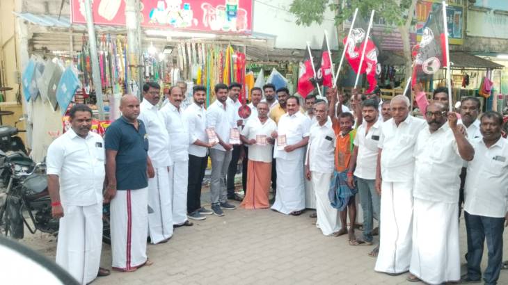 திமுக ஆட்சியின் பொய்வாக்குறுதிகளை மக்கள் மத்தியில் எடுத்துரைத்த அதிமுக — ஏரலில் முன்னாள் அமைச்சர் எஸ்.பி. சண்முகநாதன் தலைமையில் துண்டு பிரசுரம் வழங்கல்!!