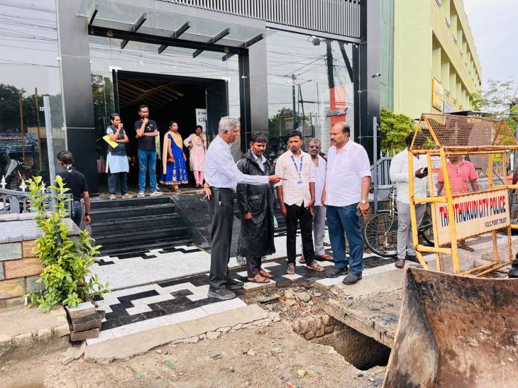 மழைக்காலத்துக்கு முன் தயாராகும் தூத்துக்குடி – போல்பேட்டை வடிகால்களை நேரில் ஆய்வு செய்த மேயர் ஜெகன் பெரியசாமி!!