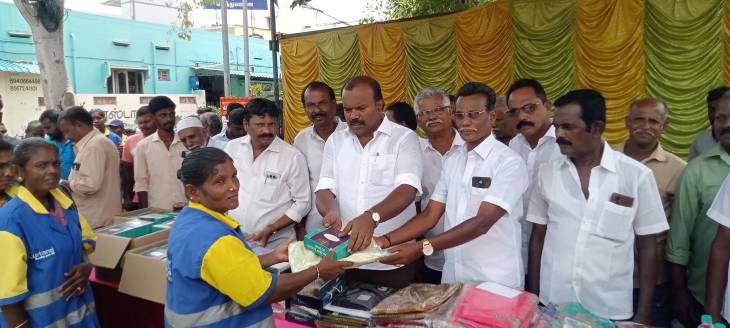 மேயர் ஜெகன் பெரியசாமி தலைமையில் தூய்மை பணியாளர்களுக்கு புத்தாடை, இனிப்பு வழங்கி தீபாவளி மகிழ்ச்சி பகிர்வு!!