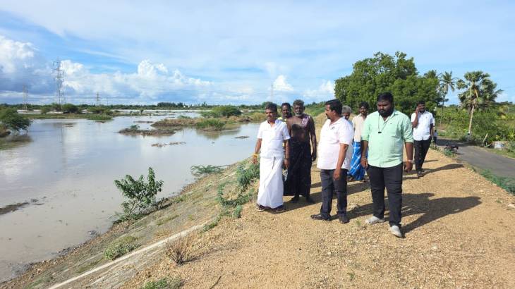 கோரம்பள்ளம் குளம் கரை நிலைமையை ஆய்வு செய்தார் எம்.சி.சண்முகையா எம்எல்ஏ!!