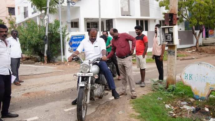 மழைநீர் பணி மைதானத்தில் பைக் ஏறி ஆய்வில் ஜெகன் பெரியசாமி!

