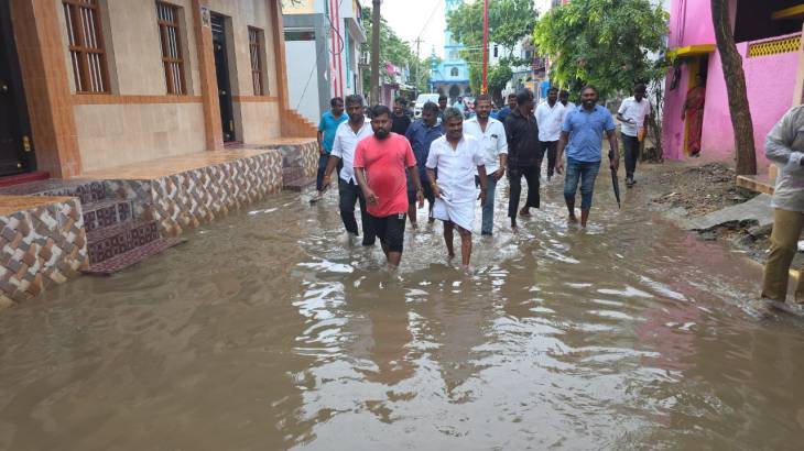 மழை நீரில் நடந்து சென்று ஆய்வு செய்த எம்எல்ஏ – பூப்பாண்டிபுரம் முழுவதும் நீர் வெளியேற்றம் விரைவில்!
