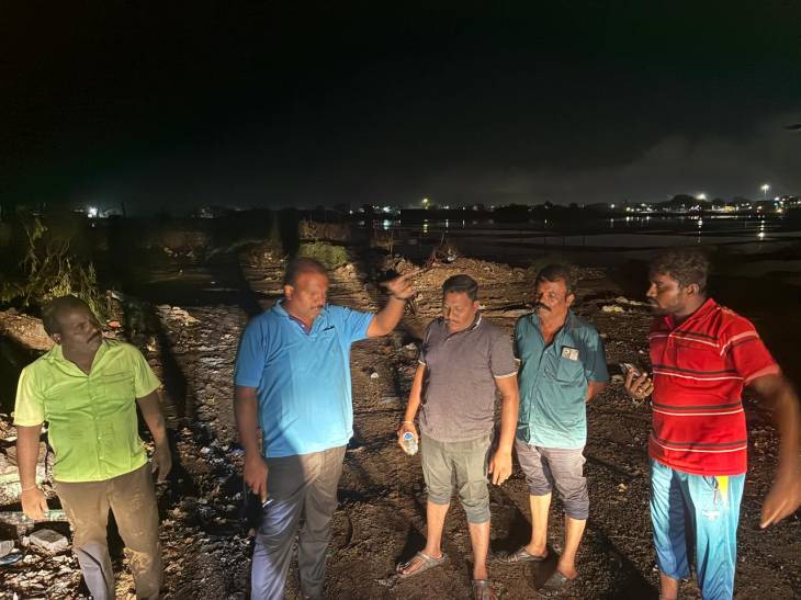 தூத்துக்குடியில் நள்ளிரவில் மழைநீர் வெளியேற்ற பணிகளை மேயர் நேரில் ஆய்வு!!