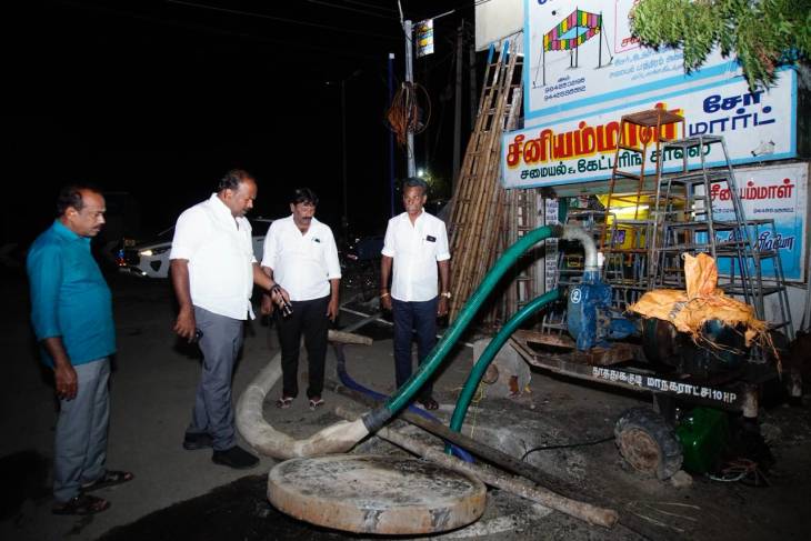 இரவு நேரத்தில் மூன்று மணி நேரம் தெருத்தெருவாக மழைநீர் தேங்கிய பகுதிகளை பார்வையிட்ட மேயர் ஜெகன்!!