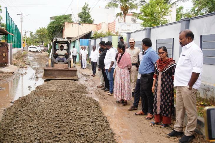 பிஎன்டி காலனி சாலை தற்காலிக சீரமைப்பு பணிகள் – மேயர் ஜெகன் பெரியசாமி நேரில் பார்வையிட்டார்!!