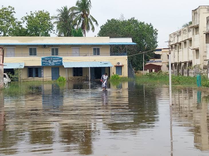 மழைநீரில் மூழ்கிய கல்வி வளாகம் — கண்ணை மூடிய பொதுப்பணித்துறை!