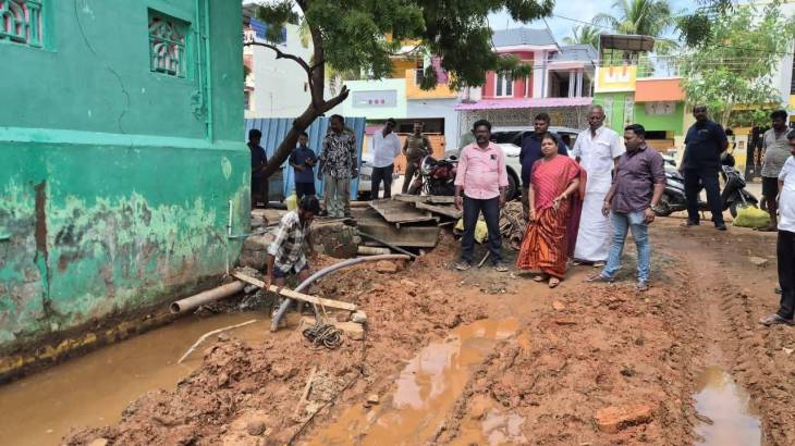 தூத்துக்குடி மேட்டுப்பட்டி பகுதியில் வெள்ள நீர் தண்ணீர் வெளியேற்றம்: கீதாஜீவன் நேரடிக் கண்காணிப்பு!